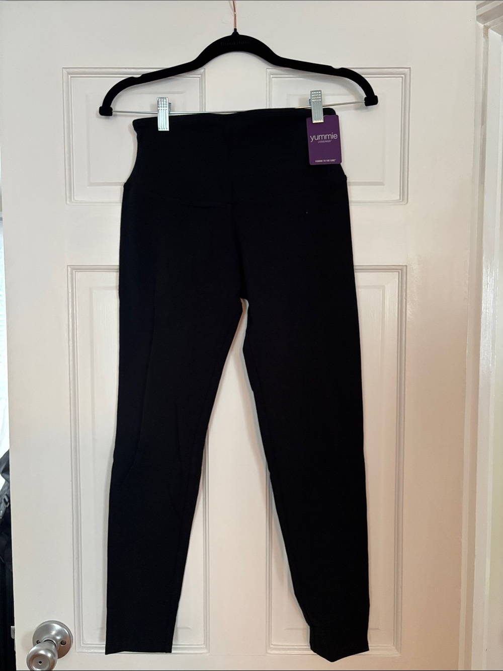 New with tags! Yummie High-Rise Black Leggings with compression fabric. Size M